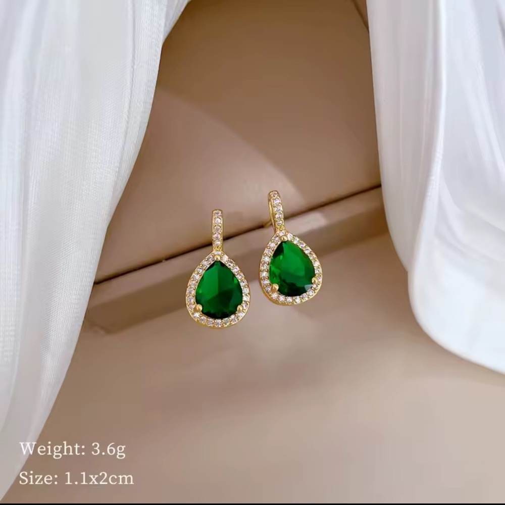 Green Water Droplet Zircon Pendant Necklace Earrings Set

Stainless Steel - Picture 3 of 10